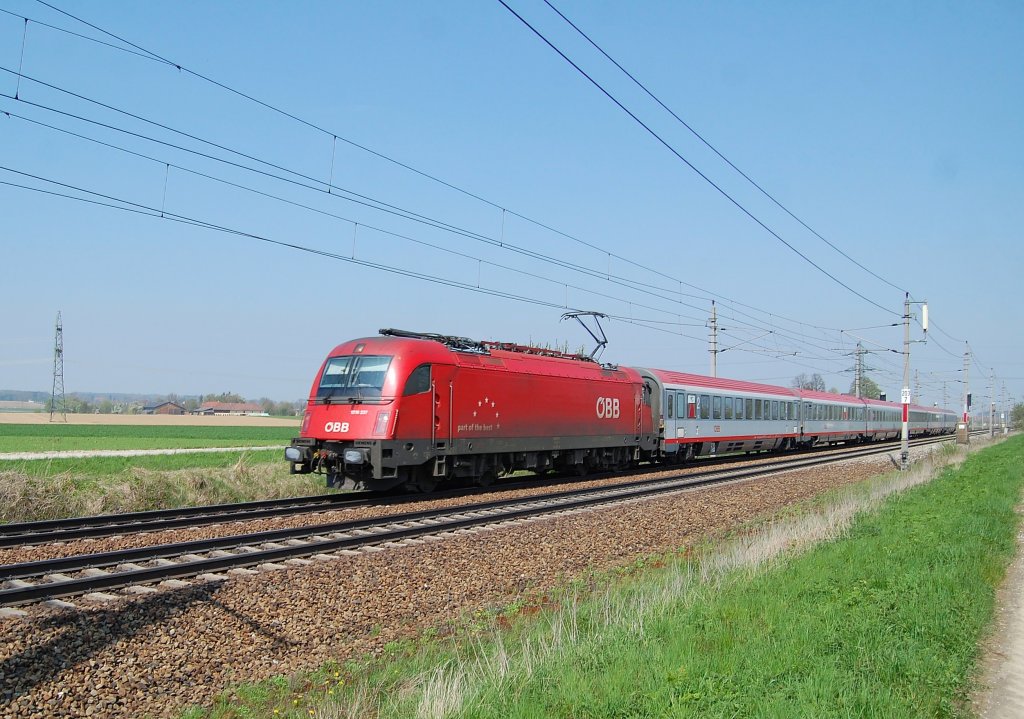 1216 237 ist am 24.04.2010 mit dem
IC 746  Licht fr die Welt  kurz
vor Marchtrenk an mir
vorbeigerast.