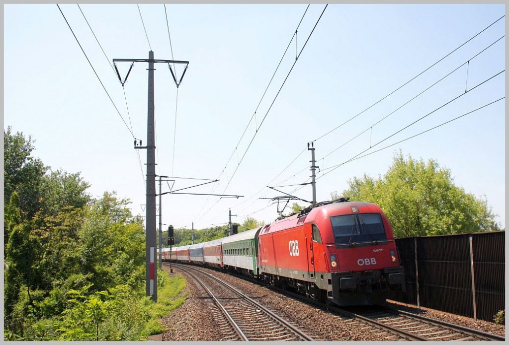 1216 237 fhrt mit EC 70 (Wiener Neustadt-Prag) durch den Wiener Prater. 07.05.11