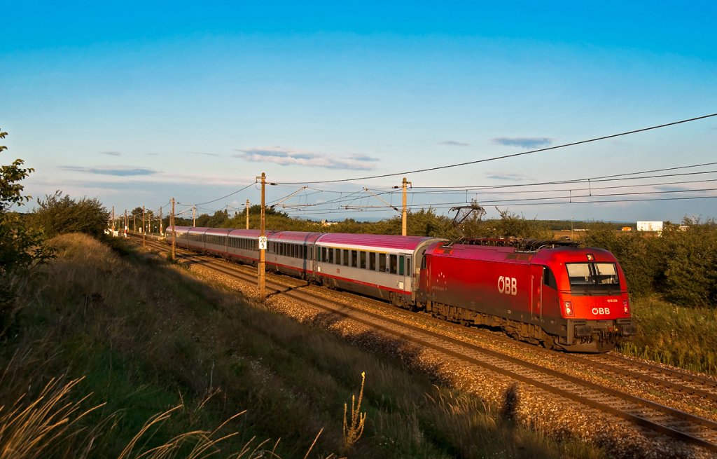 1216 239 ist mit EC 79  Gustav Klimt  nach Wien Meidling unterwegs. Die Aufnahme entstand am 01.09.2010 zwischen Helmahof und Deutsch Wagram.