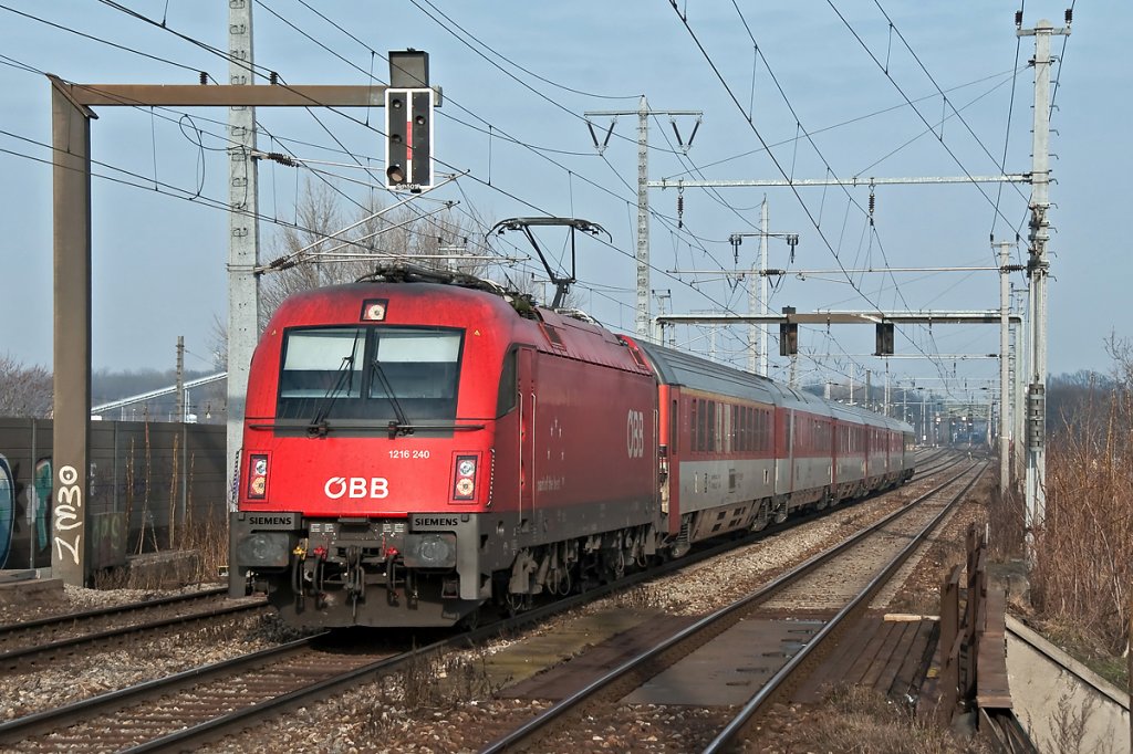 1216 240 ist mit dem EC 75  Franz Schubert  nach Wiener Neustadt unterwegs. Die Aufnahme entstand am 07.01.2011 in Wien Haidestrae.