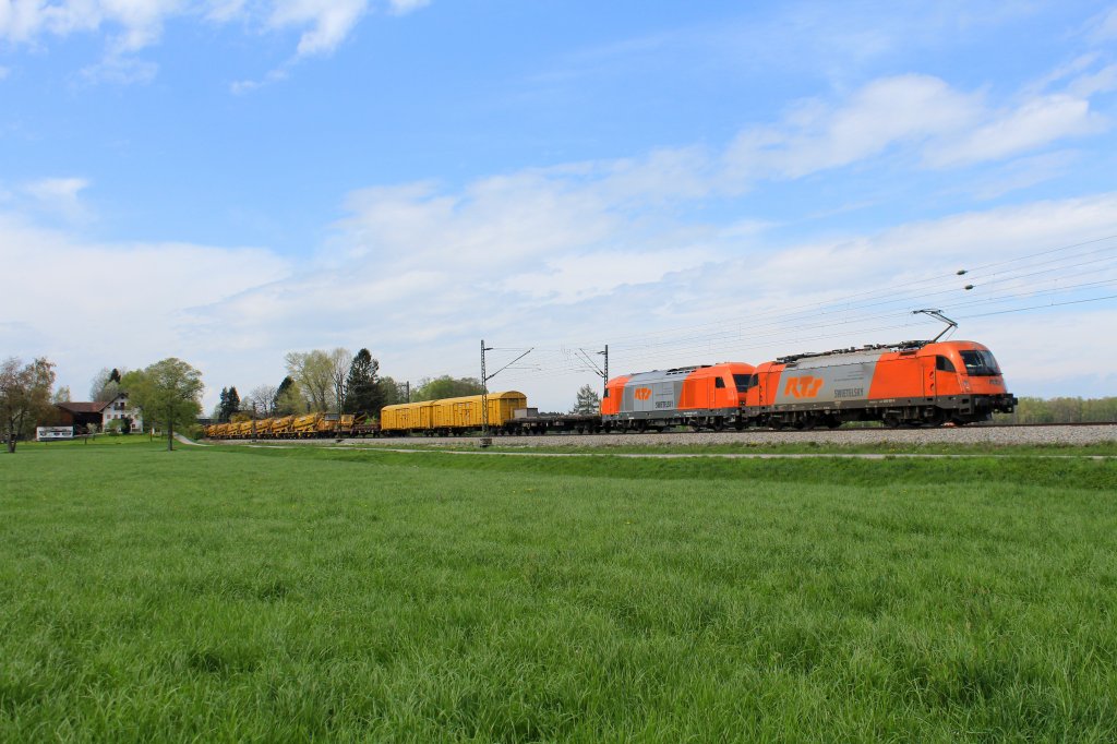1216 901 und 2016 906 von RTS mit einem Bauzug auf dem Weg nach Salzburg. Aufgenommen am 27. April bei bersee.