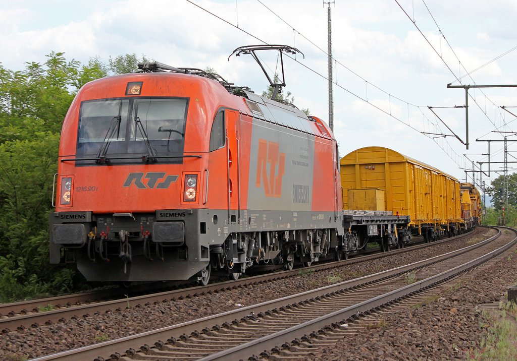 1216 901-9 der RTS mit Bauzug in Porz Wahn am 13.05.2011