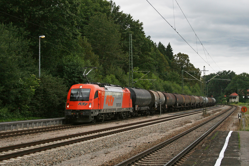 1216 901 mit einem Kesselwagenzug am 16.08.2010 in A�ling.