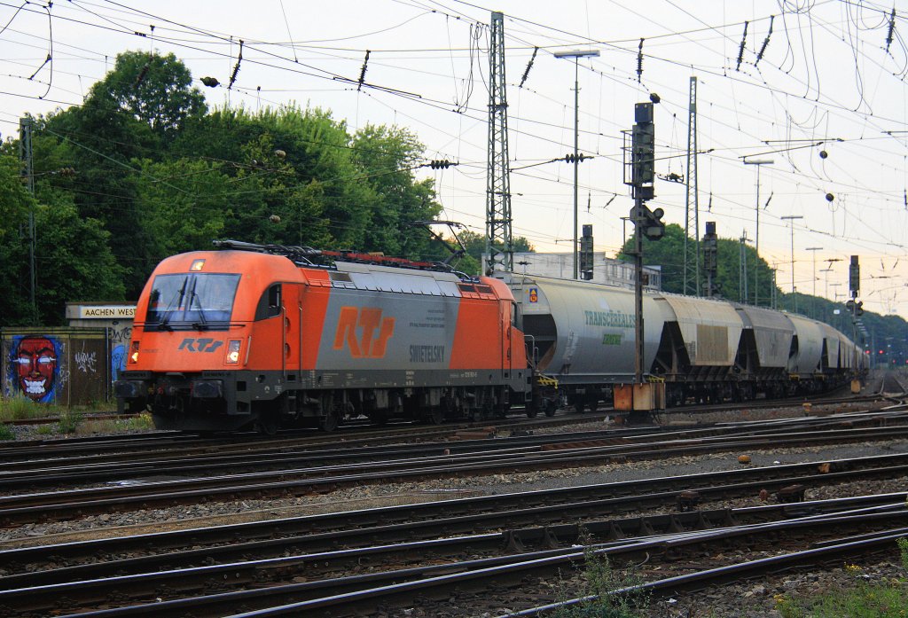 1216 901 von RTS fhrt mit einem Getreidezug von Aachen-West nach Ungarn bei der Ausfahrt aus Aachen-West und fhrt in Richtung Kln in der Abendstimmung am 13.8.2012.