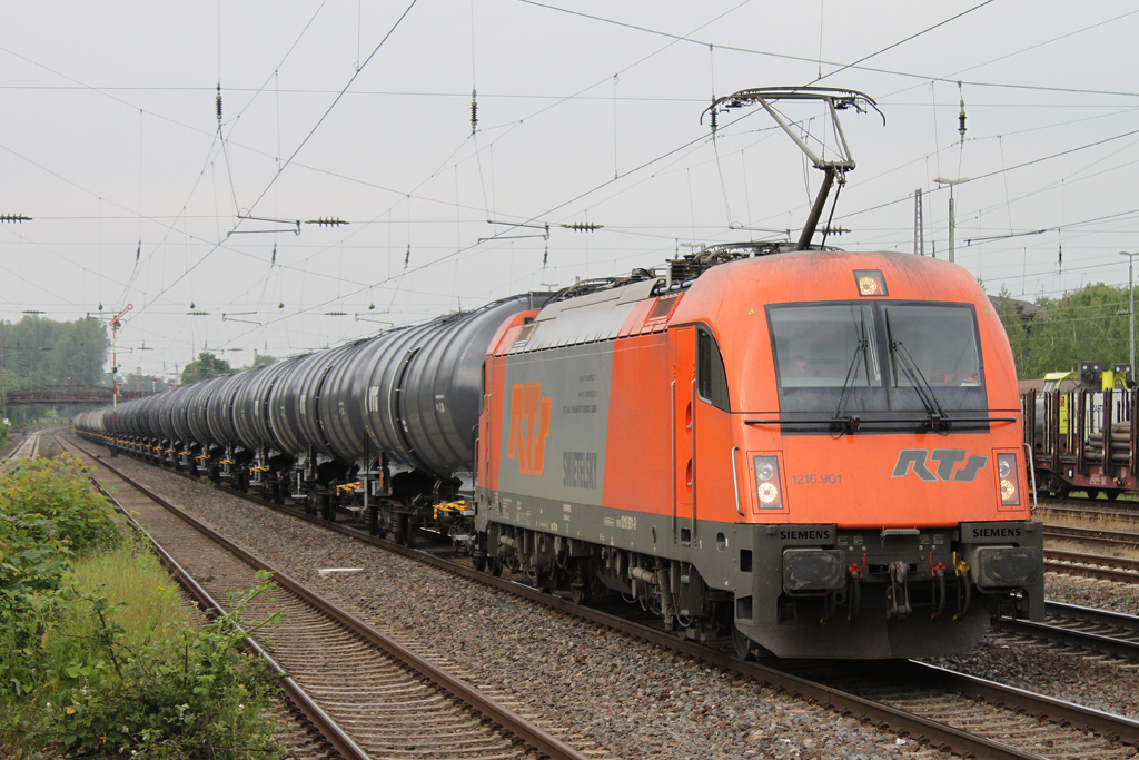 1216 901 zog am 1.6.12 einen Kewa durch Dsseldorf-Rath.