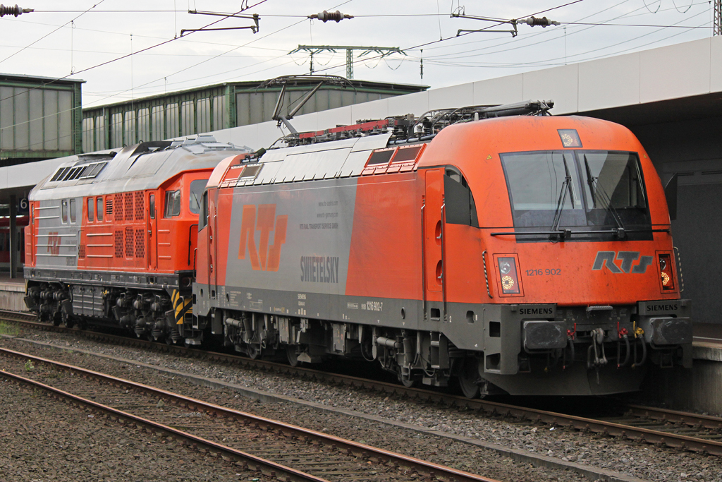 1216 902 und 230.077 warten am 11.5.12 in Duisburg hbf auf ihre Ausfahrt.