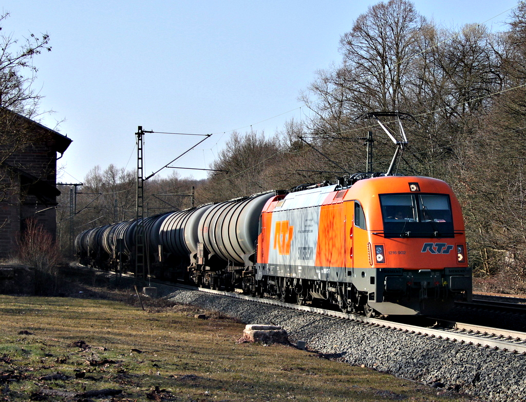 1216 902-7 mit Kesselwagen am 08.03.11 in Vollmerz 
