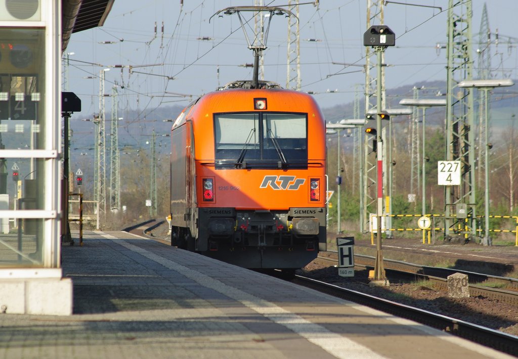 1216 902 konnten wir im letzten Abendlich in Eichenberg noch kriegen, als sie Lz in Richtung Norden fuhr. Aufgenommen am 07.04.2010.