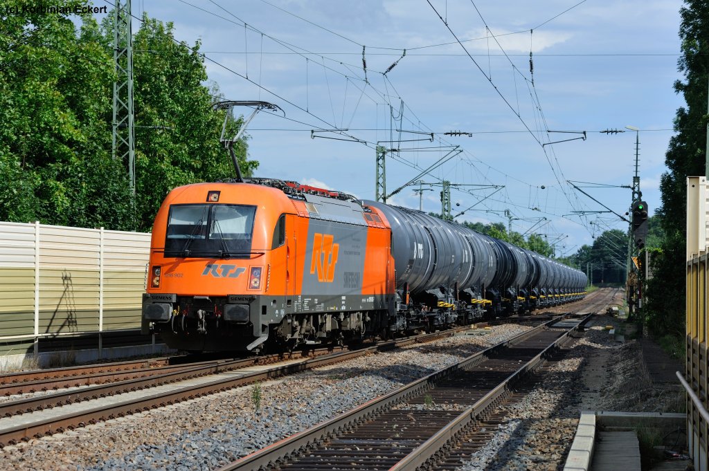 1216 902 mit einem Kesselwagenzug nach Duisburg bei der Durchfahrt in Snching, 07.08.2012