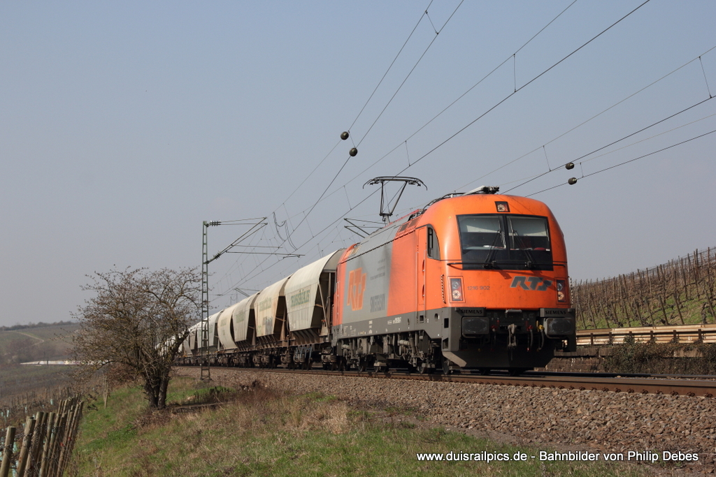 1216 902 (RTS) fhrt am 24. Mrz 2012 um 11:30 Uhr mit einem Gterzug durch Erbach (Rheingau)