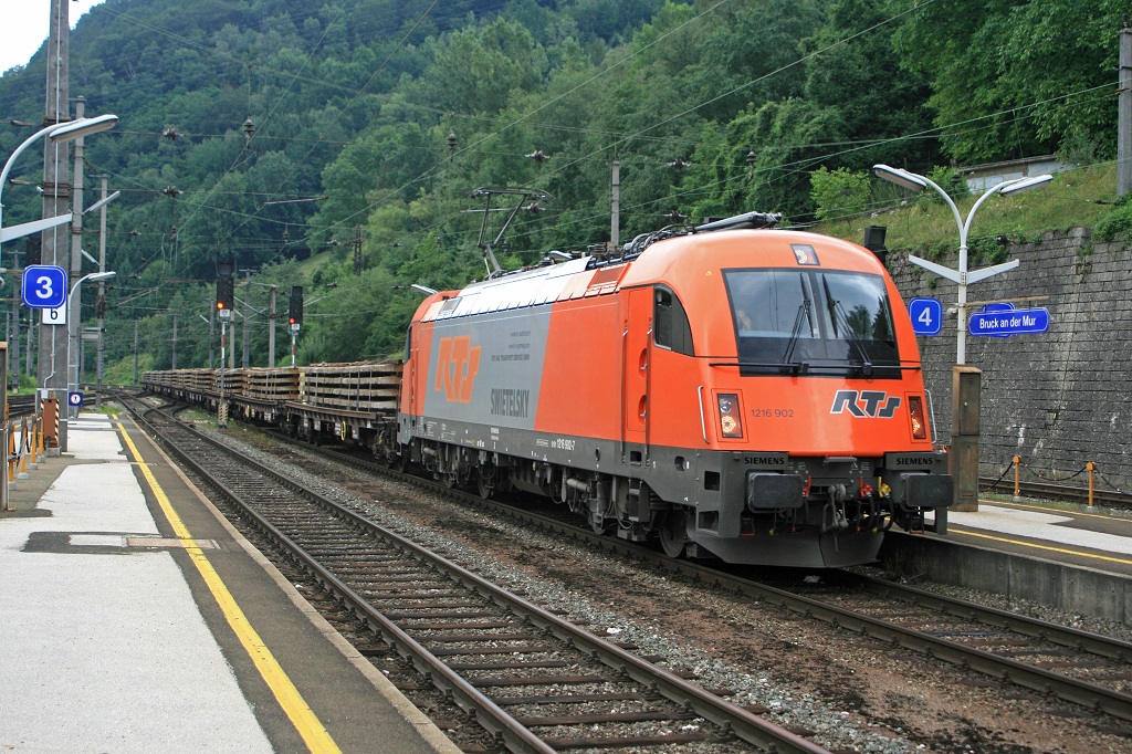 1216 902 von RTS fhrt am 26.07.2008 mit einem Gterzug durch Bruck/Mur.