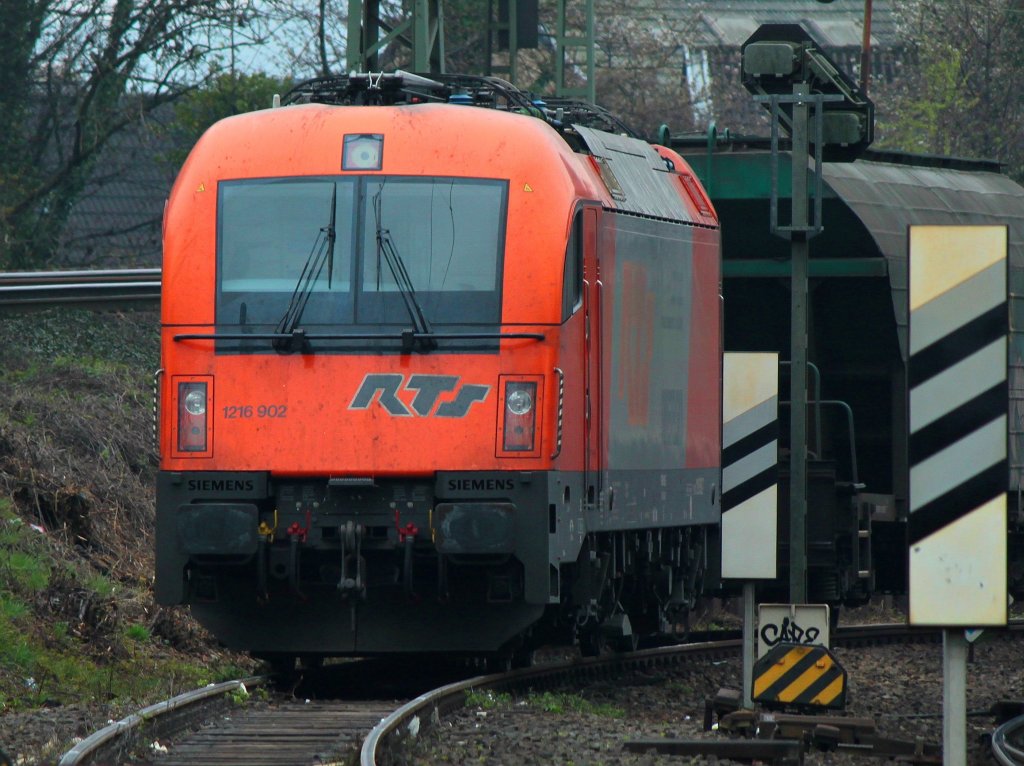 1216 902 von RTS steht am 05.04.2012 in Aachen West.