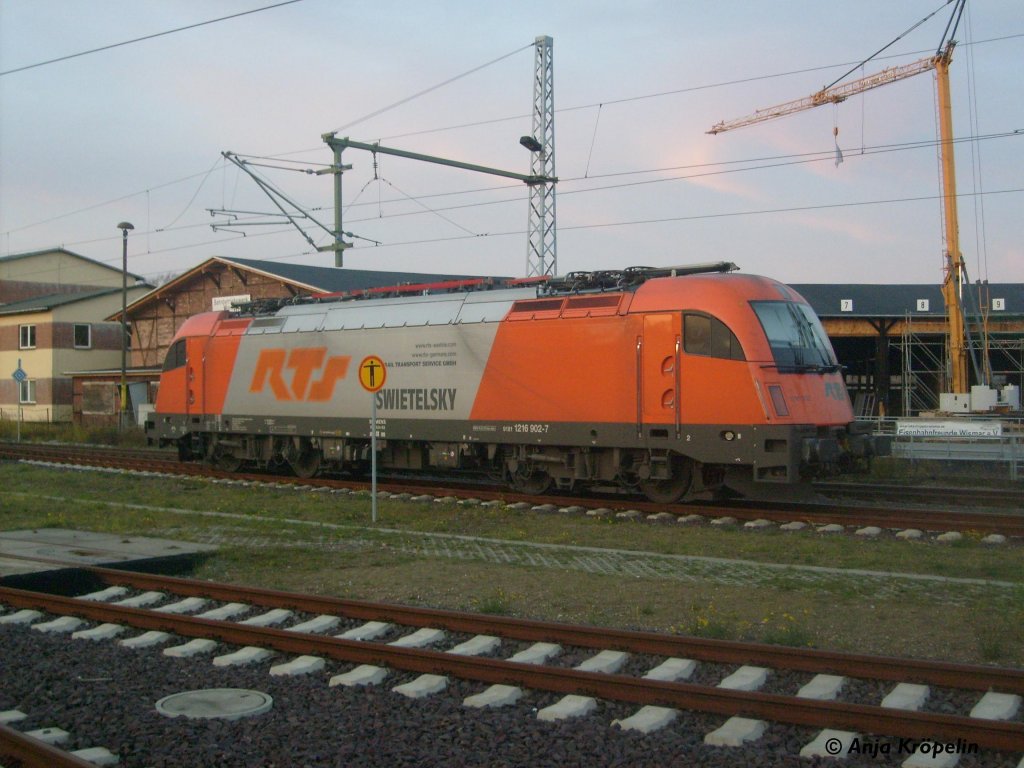 1216 902 steht kalt in Wismar vorm Bw am 19.11.09