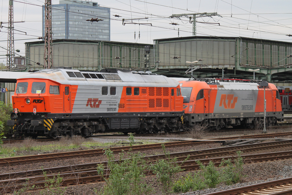 1216 902 zieht am 11.5.12 230.077 aus dem Betriebsbahnhof in den Duisburger Hbf.