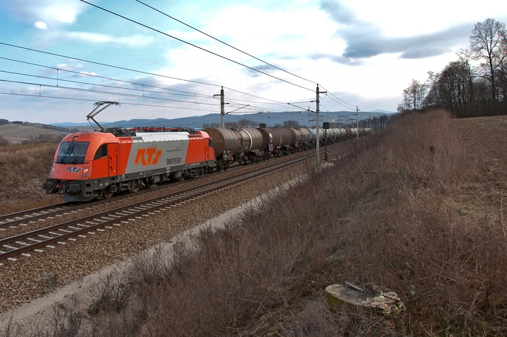 1216 903 konnte am 05.02.2012 um 14:55 mit Kesselzug kurz nach Bheimkirchen in Richtung Westen abgelichtet werden.