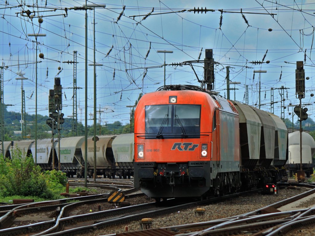1216 903 von RTS zieht am 06.08.2012 einen Getreidezug aus Aachen West Richtung Kln.