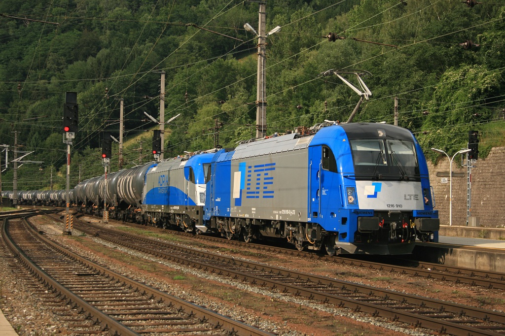 1216 910 und 1216 920 durchfahren mit Gterzug 48431 am 2.07.2008 den Bahnhof Bruck/Mur.