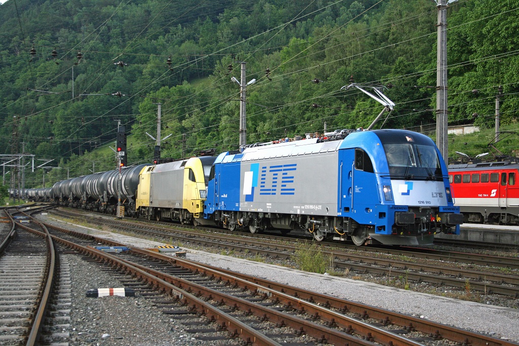 1216 910 und 182 517 ziehen gemeinsam den Gterzug 48431 am 9.06.2008 durch Bruck/Mur.