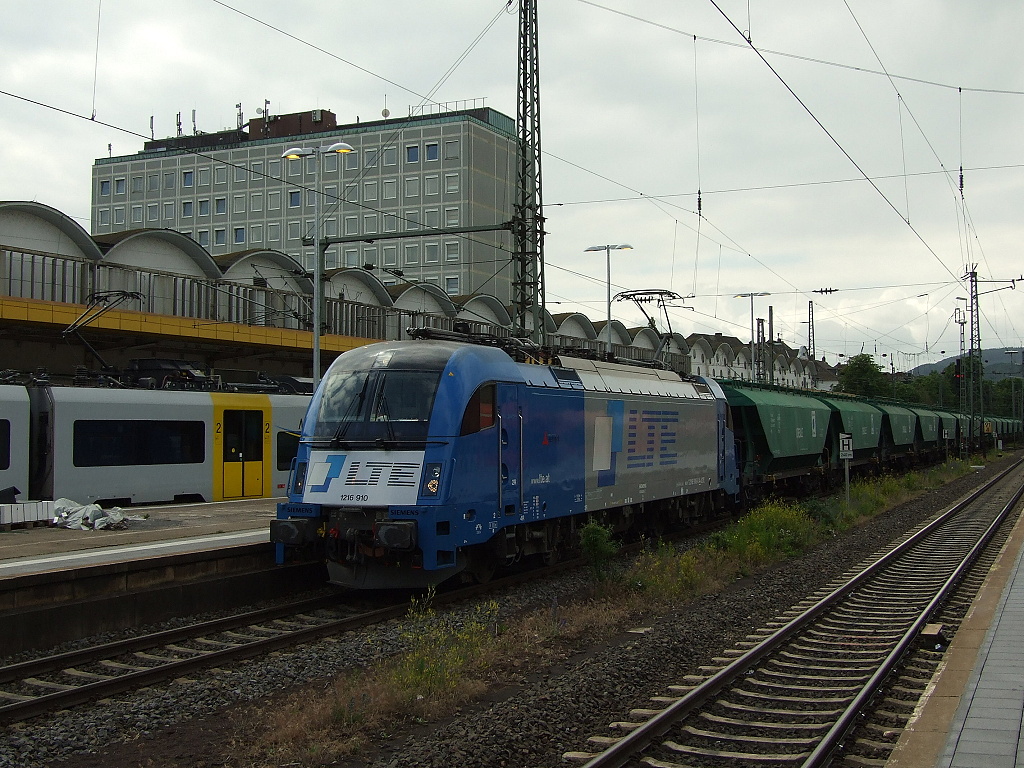 1216 910 der LTE durchfhrt mit einem Gterzug den Koblenzer Hbf.19.6.2010