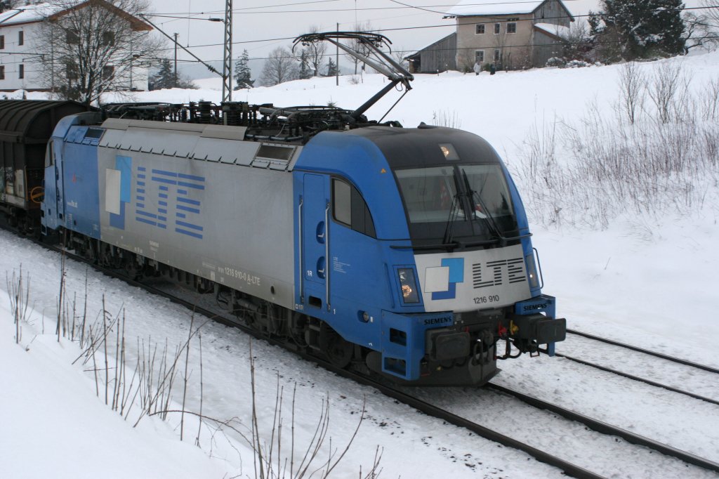 1216 910 der LTE mit Gterzug bei Bergen Richtung Rosenheim am 28.01.2011