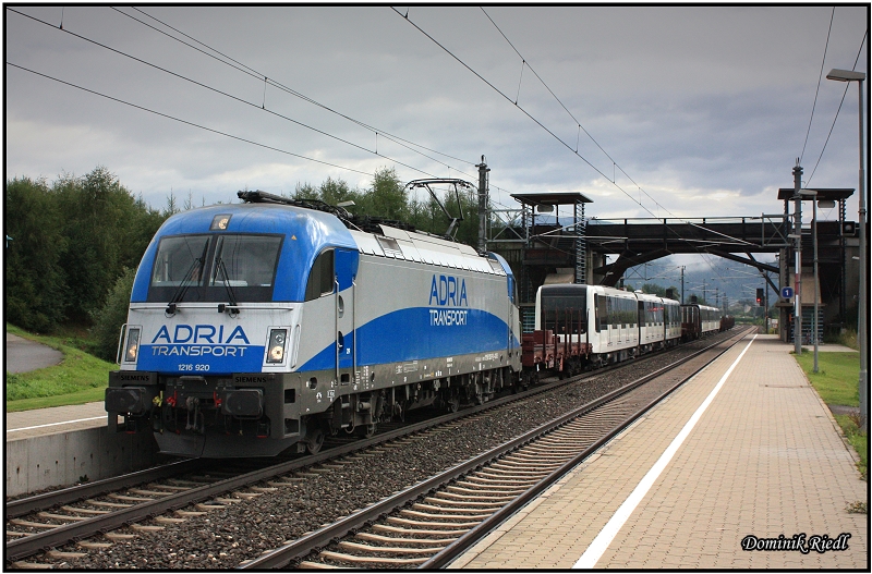1216 920 Adria Transport bringt die zwei Metro Roma Garnituren wieder zurck in ihr Heimatland. Hst.Spielberg 28.08.2010