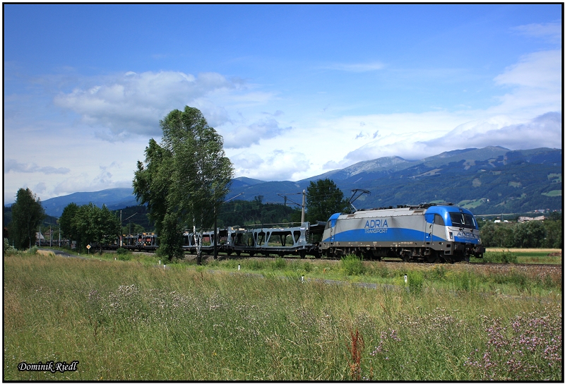 1216 920 Adria Transport fhrt mit dem Leerautozug 47838 durchs Murtal in Richtung St.Michael. Fentsch St.Lorenzen 18.07.2010