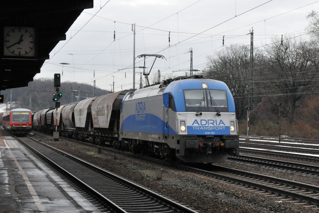 1216 921 der sterreichischen Adria Transport zieht einen Gterzug durch Kln-West. Aufgenommen am 07/01/2011.