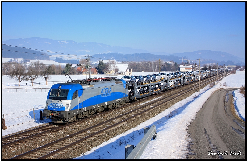 1216 921 zieht den beladenen Autoganzzug SGAG 49483 in Richtung Sden. 30.12.2010 St. Margarethen bei Knittelfeld.