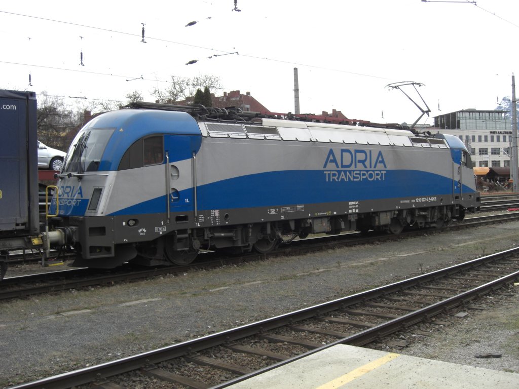1216 922  ADRIA Transport  fhrt soeben mit einem Gterzug in den 
Salzburger Hauptbahnhof ein. Salzburg am 30. Dezember 2009.