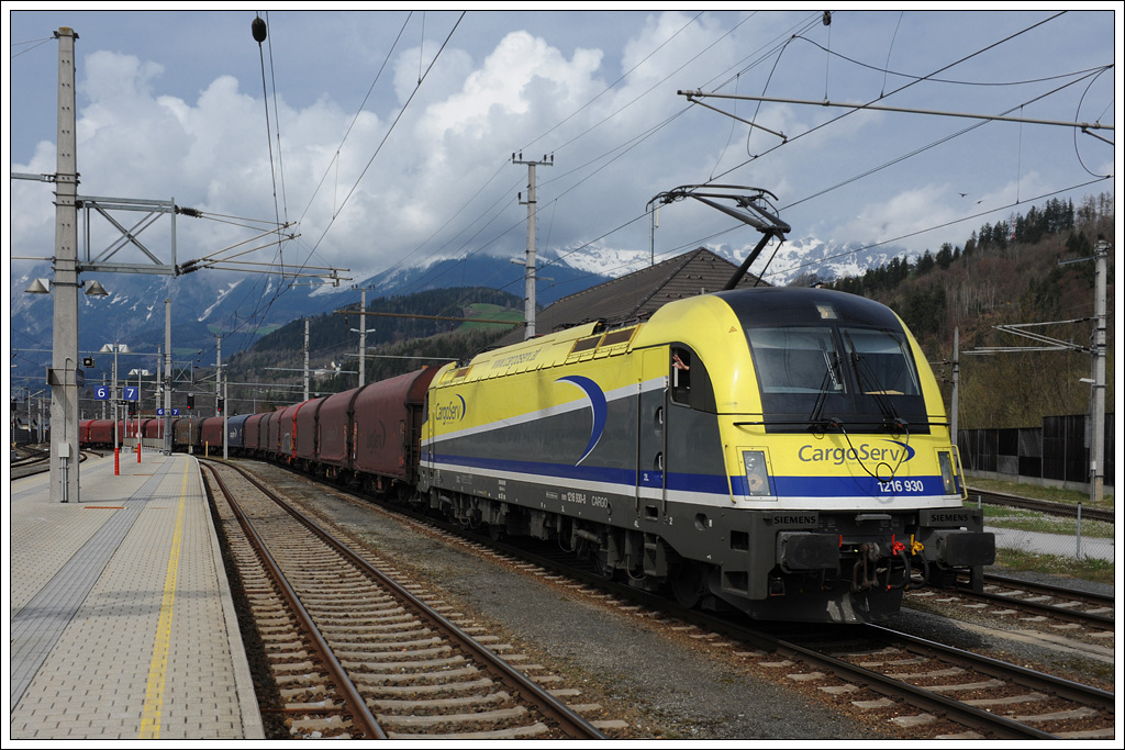 1216 930 bei der Durchfahrt in Bischofshofen am 17.4.2013.