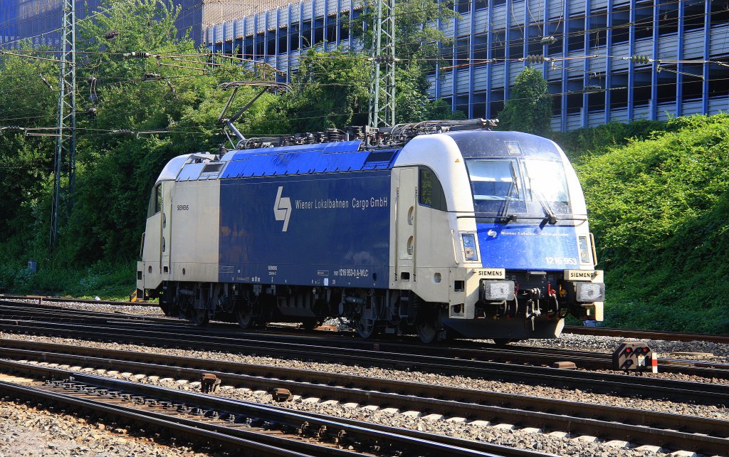 1216 953-0 von der Wiener Lokalbahn rangiert in Aachen-West bei Sonnenschein am 8.7.2012.
