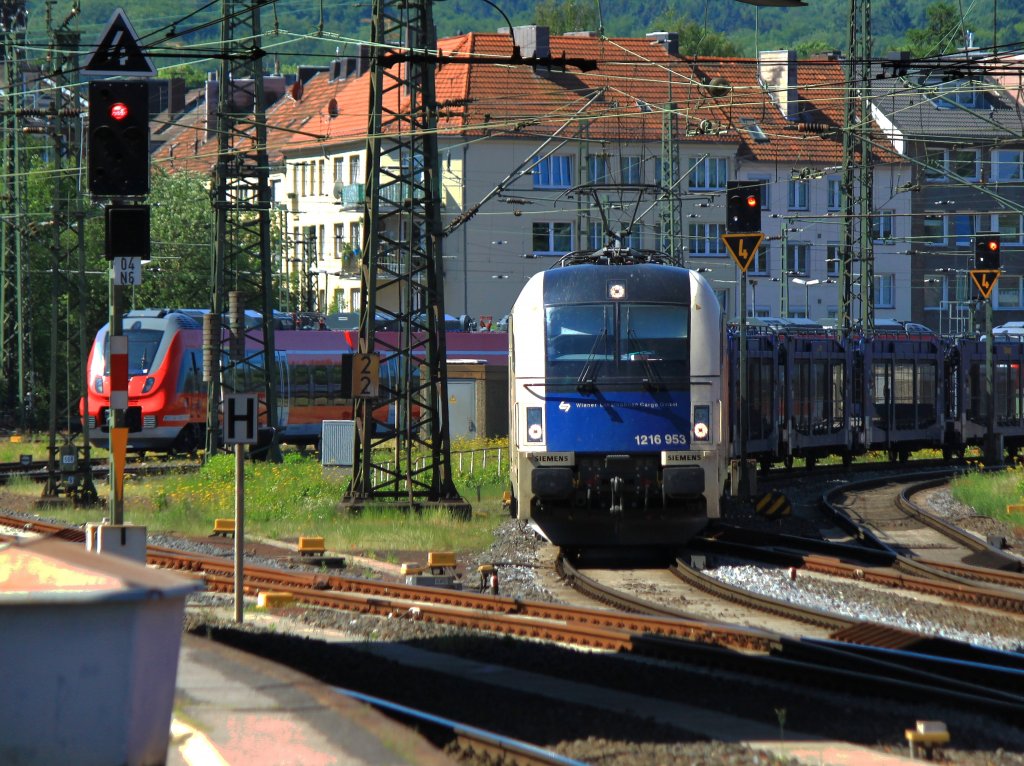 1216 953 der Wiener Lokalbahn am 26.05.2012 mit einem leeren Autozug im Hbf Aachen. Links im Bild sieht man einen der neuen Hamsterbacken, die bald als Rhein-Sieg-Express (RB9) eingesetzt werden.