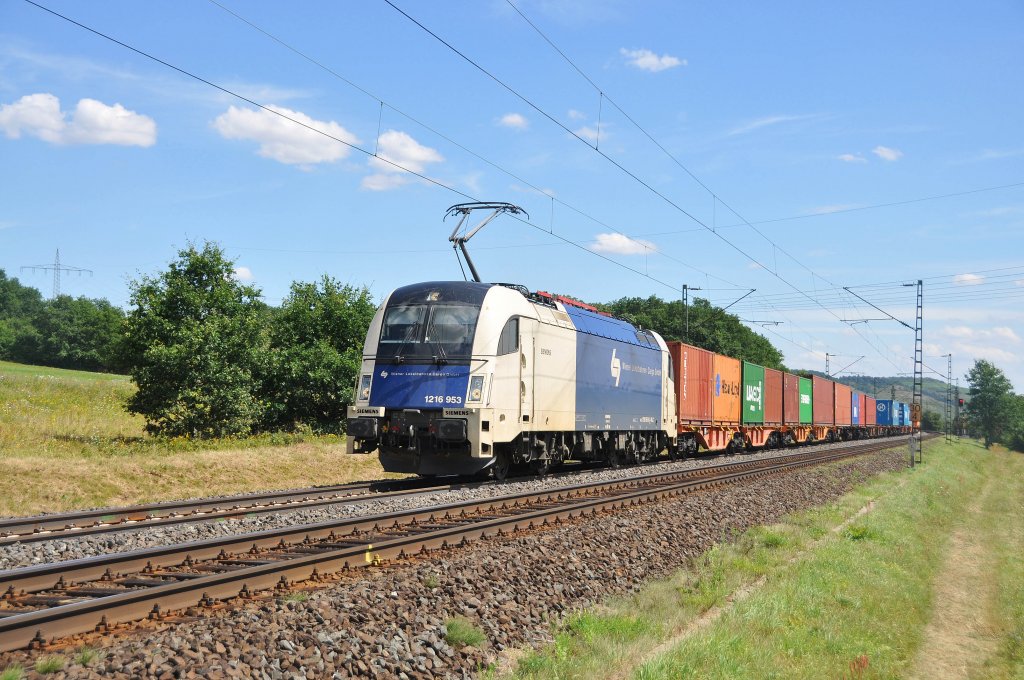 1216 953 der WLB Cargo mit Containern auf der Main-Spessart-Bahn Richtung Gem�nden.Aufgenommen bei Wernfeld am 4.8.2012