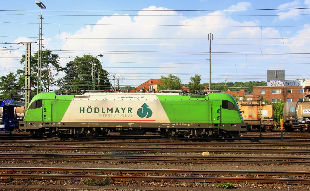 1216 954-8  HDLMAYR  der Wiener Lokalbahn fhrt mit einem Autoleerzug von Aachen-West in Richtung Kln bei Sonnenschein am 26.6.2012.