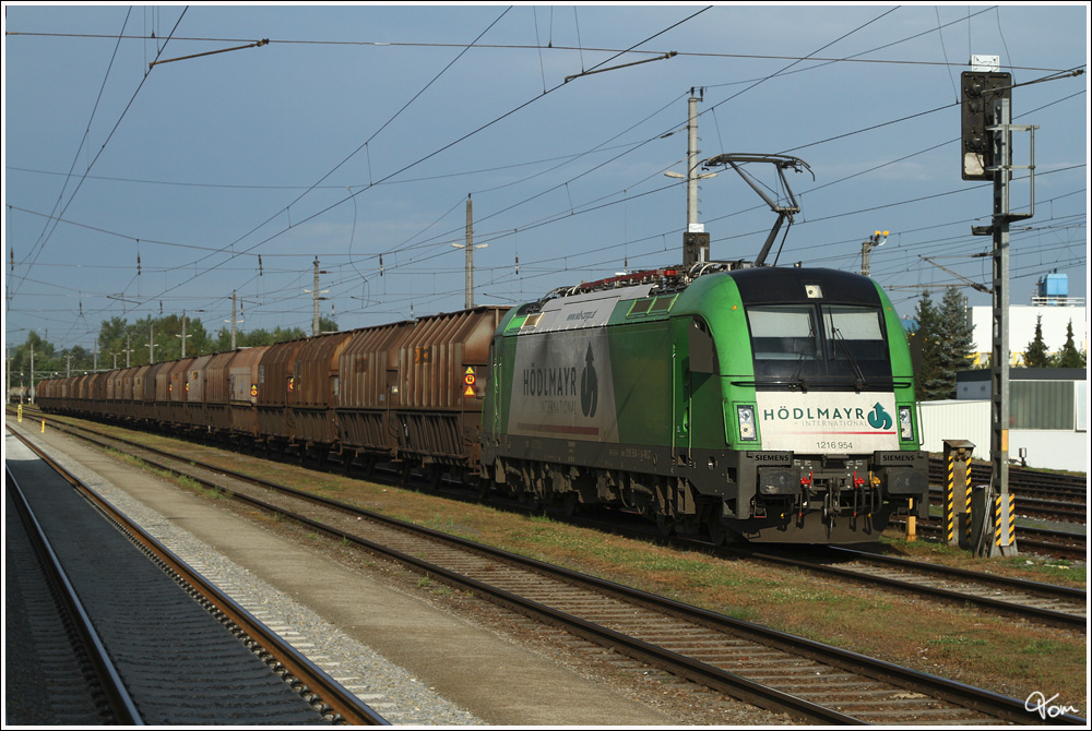 1216 954  Hdlmayr  steht mit einem Gterzug im Bahnhof Enns.
24.8.2012