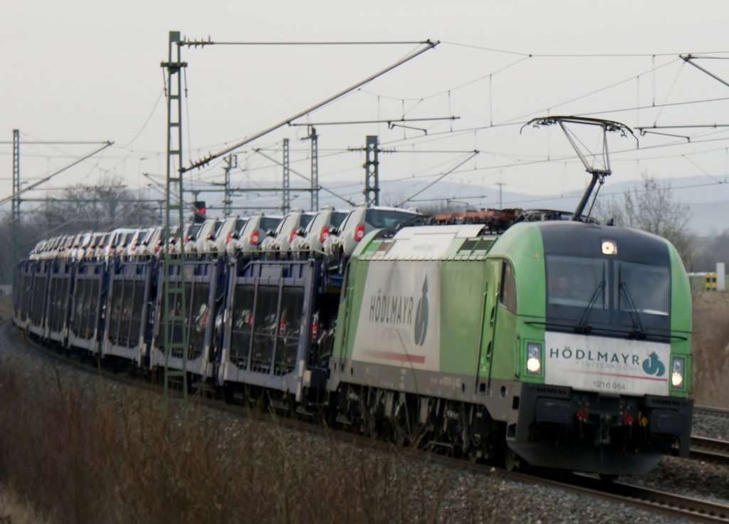 1216 954  HDLMAYR  der Wiener Lokalbahn mit einen Dacia-Autozug bei Iphofen am 29.03.2012 