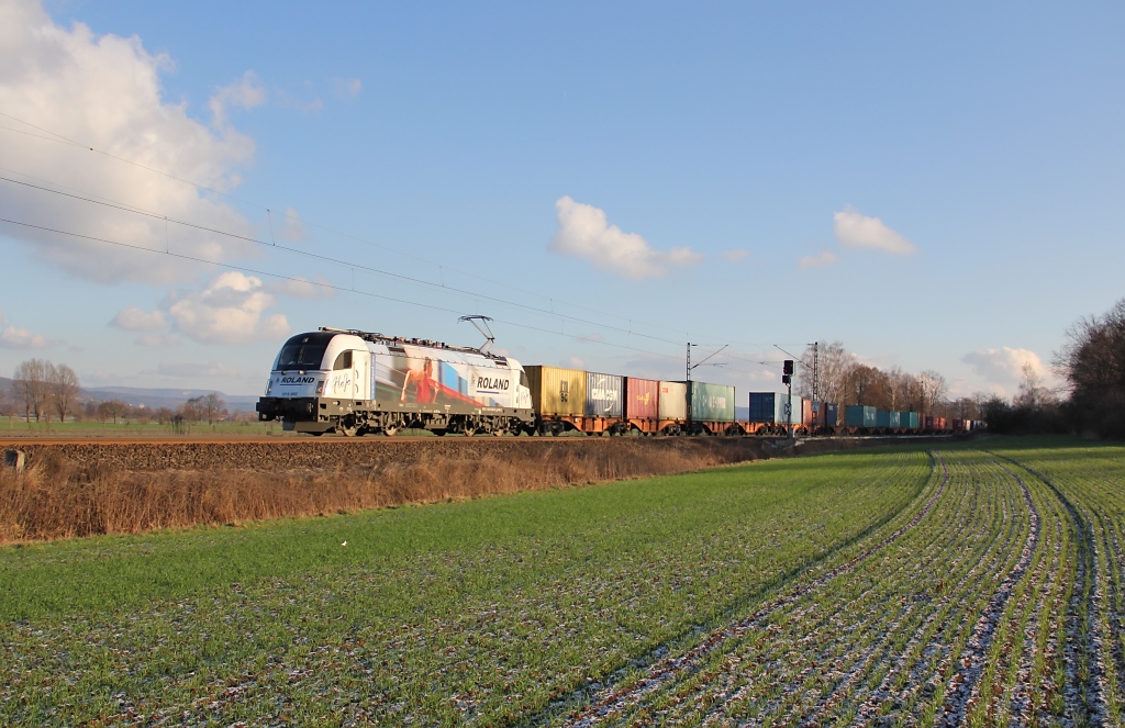 1216 955-5 mit Containerzug in Fahrtrichtung Norden. Aufgenommen am 12.01.2013 zwischen Eschwege und Albungen bei Strahlshausen.