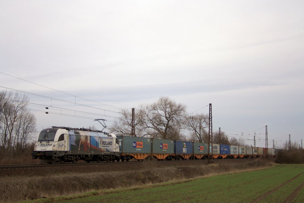 1216 955 ist am 31.01.'13 mit einem Containerzug zwischen Barnten und Nordstemmen unterwegs