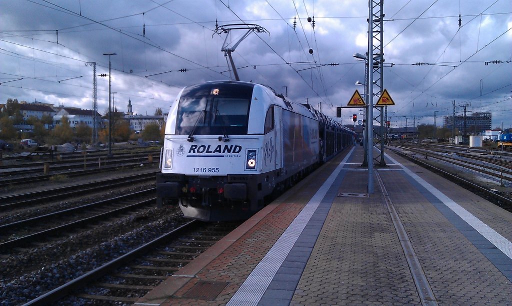 1216 955 durchfhrt am 02.11.2012 mit einem Autotransportzug den Regensburger Hbf. 