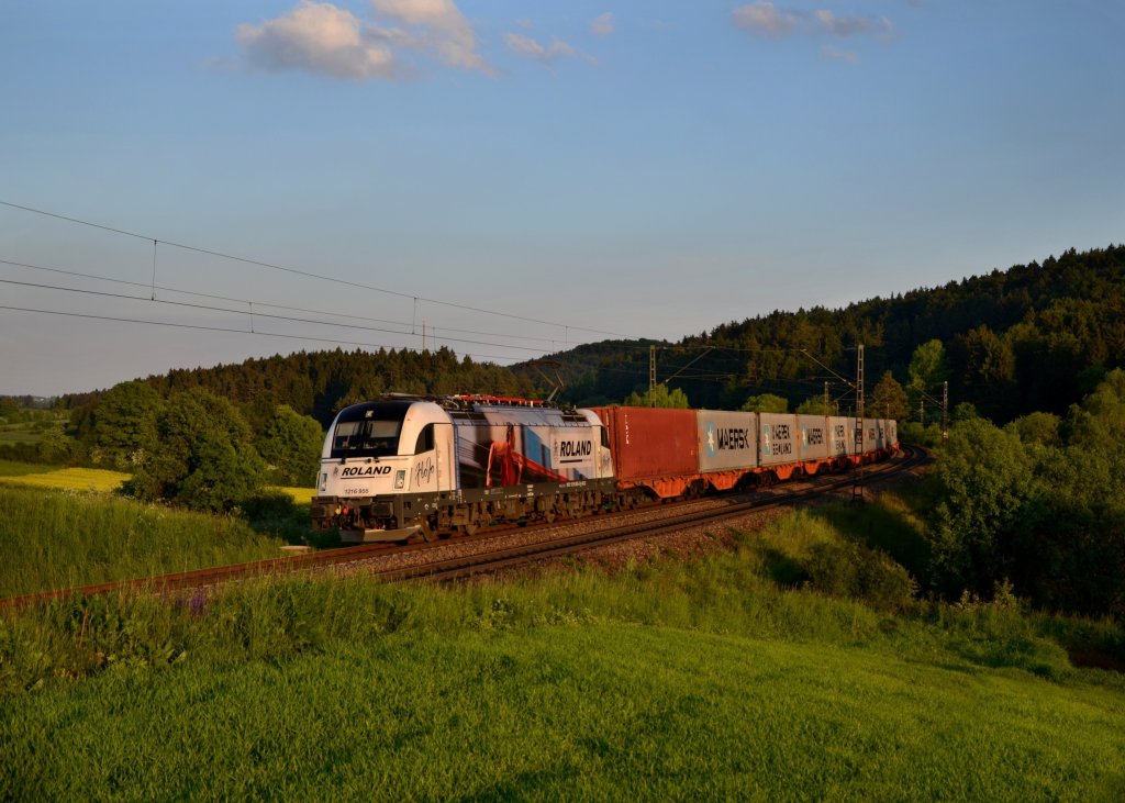 1216 955 mit einem Containerzug am 28.05.2013 bei Dettenhofen.