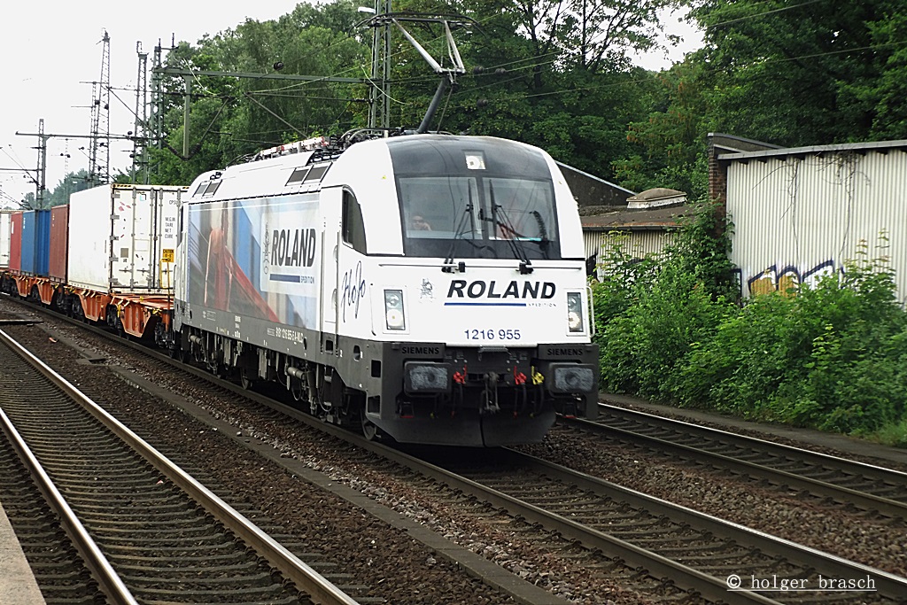 1216 955 der bb zieht einen containerzug durch harburg am 18.06.13