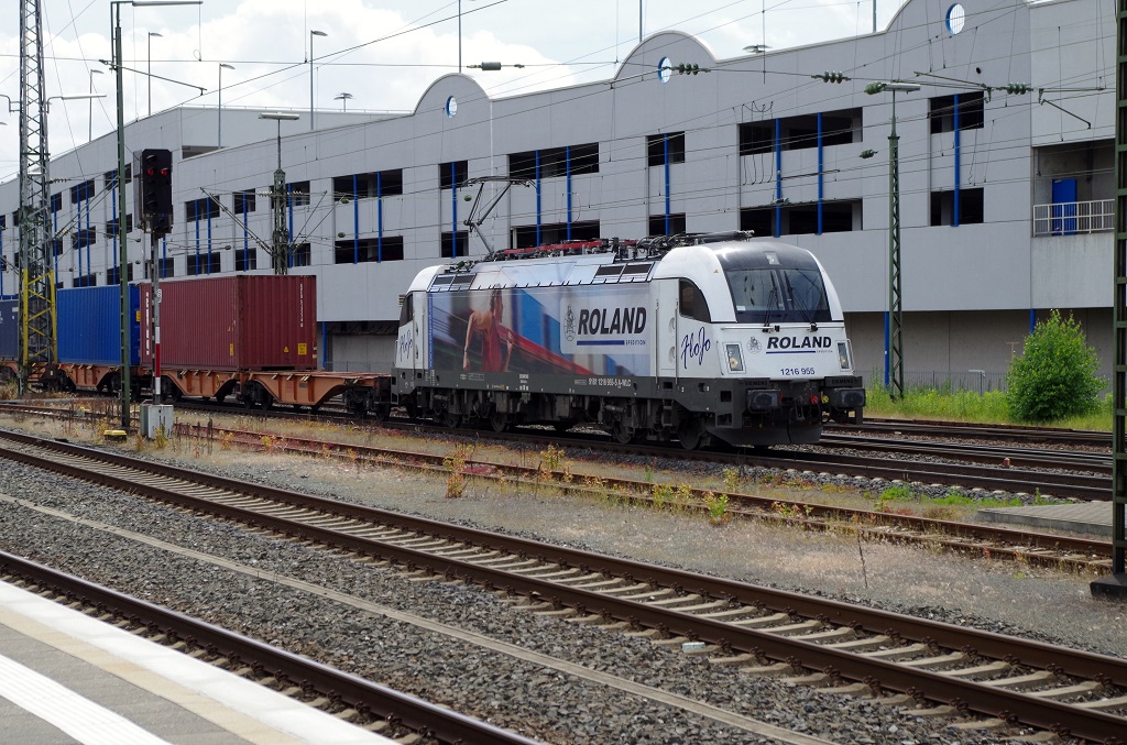 1216 955 WLC  Roland  mit Containerzug am 15.06.2013 in Bamberg. 