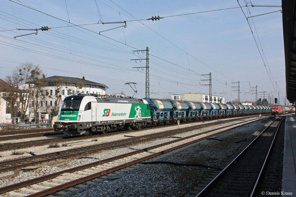 1216 960 mit einem Gterzug am 04.04.2013 in Mnchen Pasing.