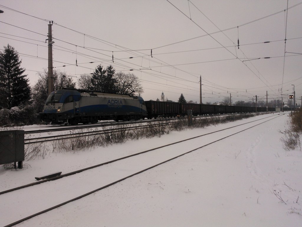 1216 der Adria Transport mit einem Leerzug gebildet aus Hochbordbordwgen bei einem Signalhalt in Korneuburg, sterreich in Fahrtrichtung Stockerau am 12.2.2013 gegen 16:20 Uhr