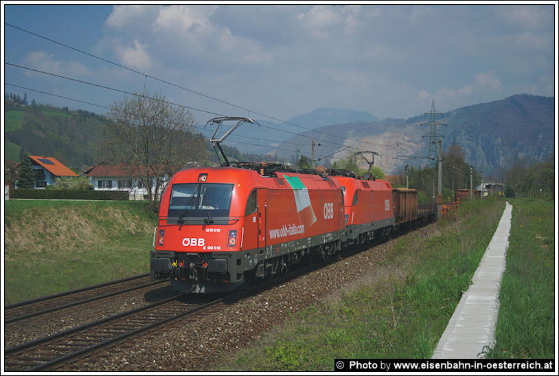 1216.018  obb-italia.com , ein besonderer Gast bei uns auf der steirischen Sdbahn, und 1016.050 brachten am 24.Apirl 2010 den DG 54752 von Villach nach Graz. Die Aufnahme entstand bei Stbing.