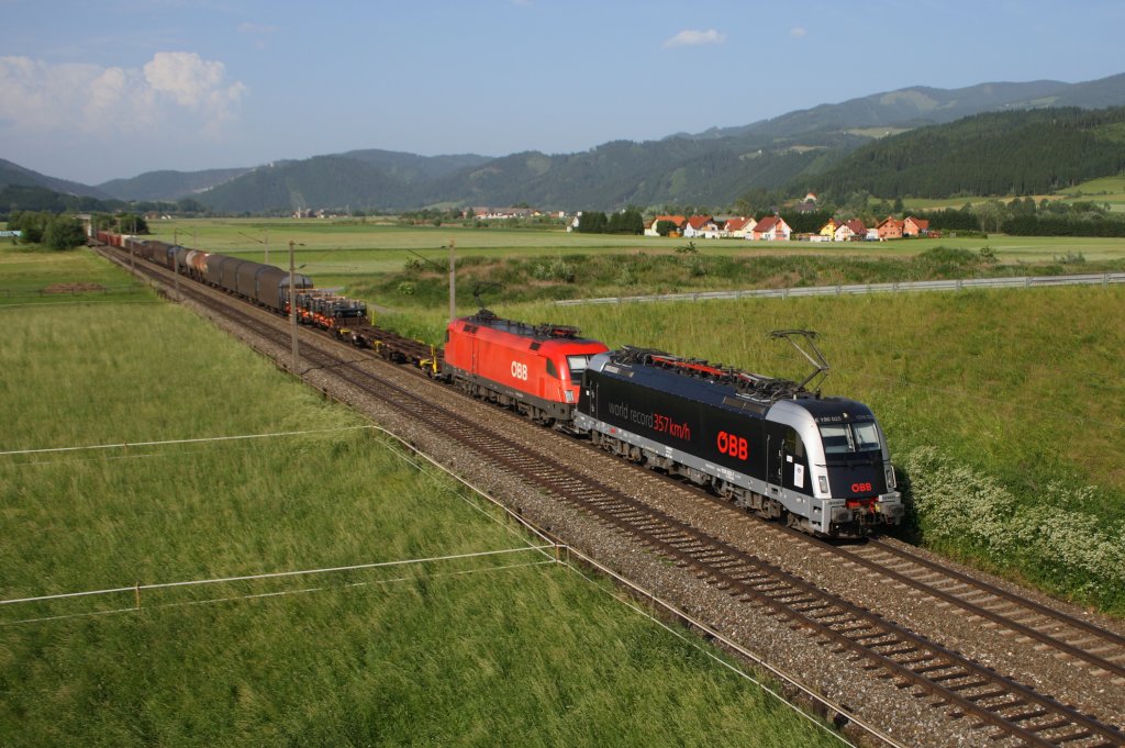 1216.025 als Fhrende eines Tandems vor den DG 54577. St. Margarethen/Knittelfeld 12.06.2010