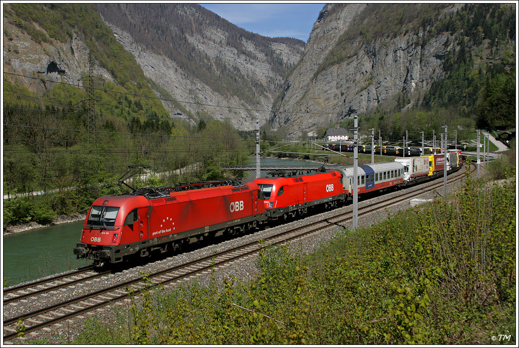 1216.129 und 1116.258 ziehen die ROLA 43255 neben der rauschenden Salzach durch Stegenwald, nahe der Verladestelle Sulzau. 20.04.2011