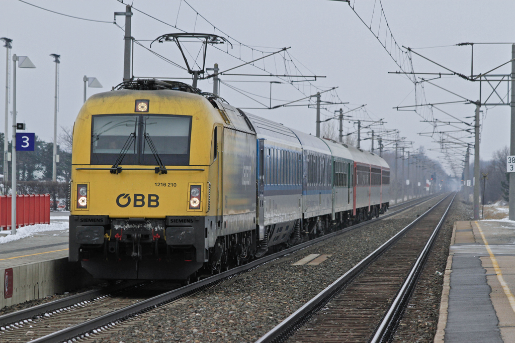 1216.210 durchfhrt mit dem EC 75  Franz Schubert  (Praha-Wr.Neustadt Hbf) am 10.02.2013 die Hst. Sollenau.
