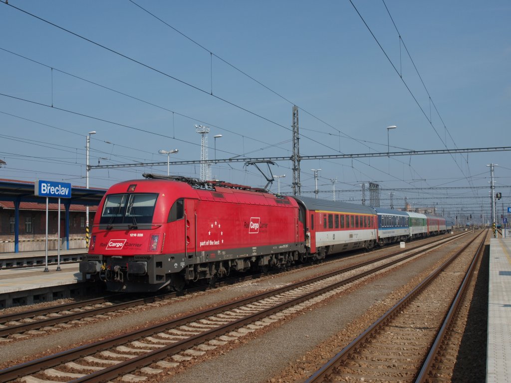 1216.228 Rail Cargo Carrier  mit Eurocity 75 in  Breclav 8.4.13 bei der Einfahrt aus Prag  komment