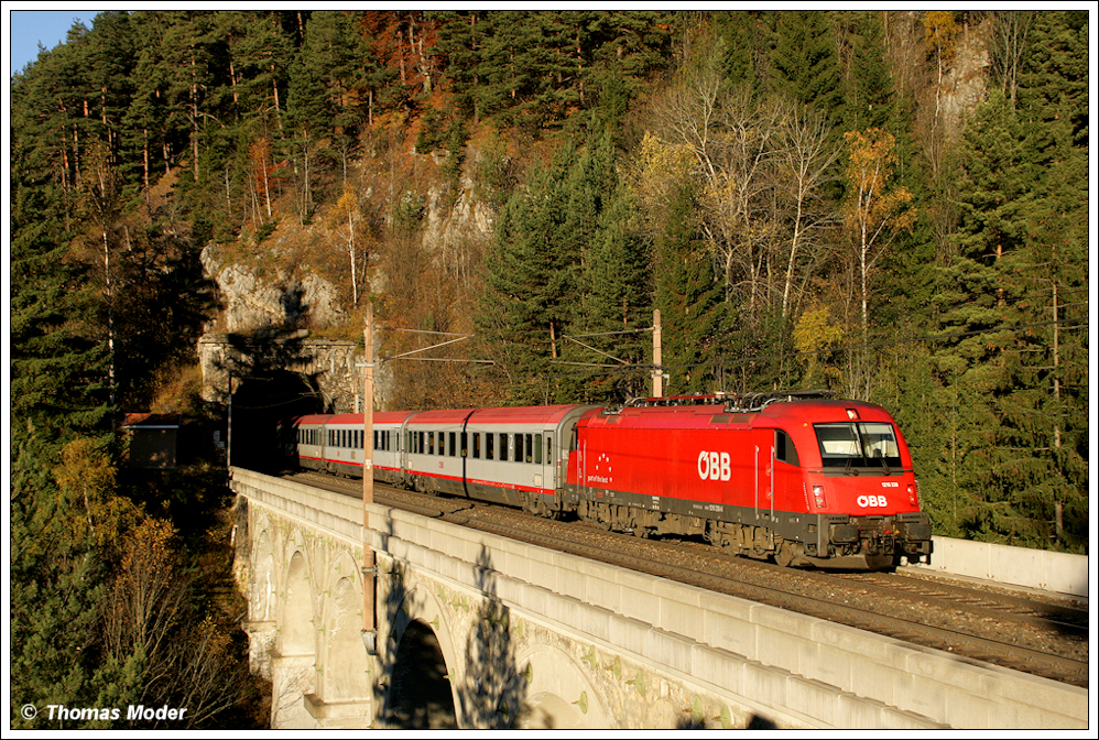1216.238 fhrt mit EC 172 ber das Krauselklause-Viadukt bei Breitenstein in Richtung Hamburg-Altona. 30.10.2010